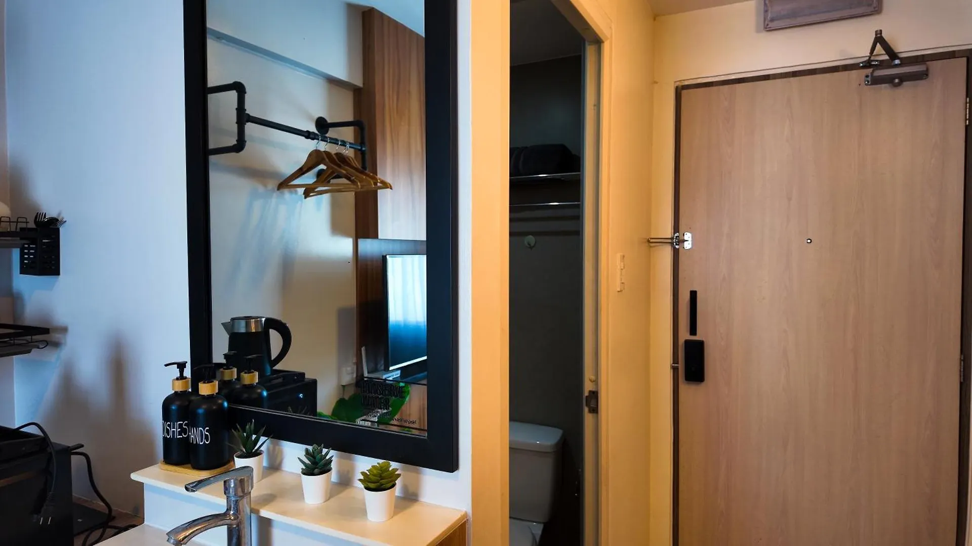 Studio Near Sm Megamall 400Mbps Netflix Disney Hbo Manila Apartment